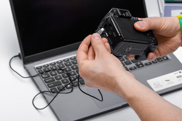 Aparat fotograficzny podłączany kablem do komputera