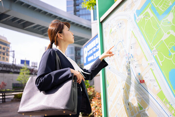 地図を見ている日本人ビジネスウーマン