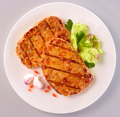 Rueckensteak mit Salat und Knoblauchdeko