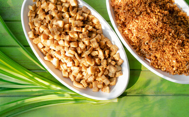 Fried pork crackling and fried garlic in a plate