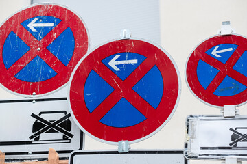 Drei Halteverbotsschilder, Symbolbild