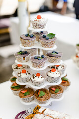 Wunderschön dekorierte Cupcakes auf einer Etagere bei einer Hochzeit