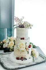 Weiße Hochzeitstorte mit Blumen dekoriert