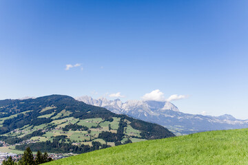 Aussicht auf die Berge in Kirchberg im Brixental in Tirol bei blauem Himmel und Traumwetter