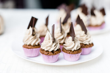 Schöne Cupcakes mit Creme und Schokolade