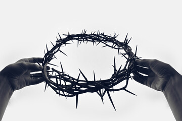 Details Hand holding crown of thorns - 595834720