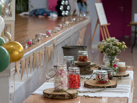 Table de bonbons devant sc&egrave;ne pour f&ecirc;te d'enfants avec d&eacute;coration champ&ecirc;tre