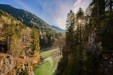 Fototapeta na wymiar Klobenstein Schmugglerweg an der Tiroler Aache, Aussicht von der großen Hängebrücke, Brücke bei Kössen, Kitzbühel, Österreich, Tourismus, Wandern