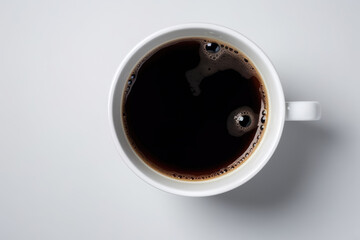 Weiße Kaffeetasse auf weißem Hintergrund, draufsicht 