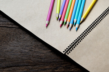 スケッチブックと色鉛筆