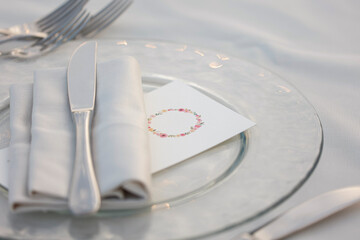dettaglio di un bellissimo allestimento di una sala pronta  per una cena importante 