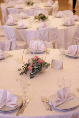 Bellissimo allestimento di una sala pronta  per una cena importante 