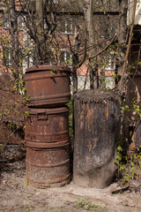 Obraz premium Old rusty containers in a yard