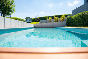 Pool in einem Privatgarten mit Gartenhäuschen und grüner Wiese