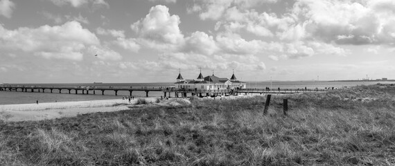 Black and white shot of the pier in Ahlbeck on the Baltic Sea 02