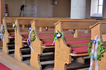 Festlich geschmückte Kirchenbänke