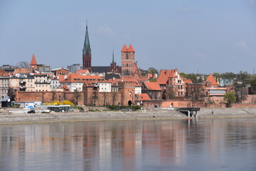 Fototapeta na wymiar Toruń, gotyckie miasto wpisane na listę UNESCO, architektura, gród, europa, podróż, stary, krajobraz, niebo, średniowiecznej, lato, dom