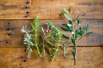 ハーブと木の机