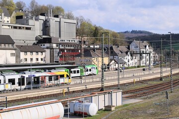 Blick auf den Bahnhof der Gemeinde Finnentrop im Sauerland - obrazy, fototapety, plakaty
