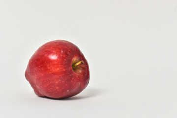 Green apples and red apples are nutritious,select focus.