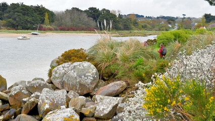 Groupe de randonneurs séniors sur le GR34 en Bretagne - France