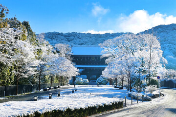 冬の京都市東山知恩院 参道の雪景色