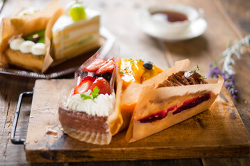 ケーキやタルトいっぱいのお皿