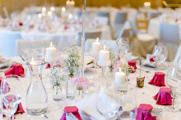 Wunderschön geschmückte Tafel bei Hochzeitsfeier im Restaurant