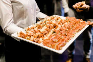 Kellnerin mit einer Platte voll Speck