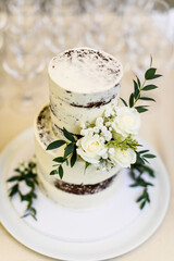 Obraz na płótnie Canvas Naked wedding cake with white roses 