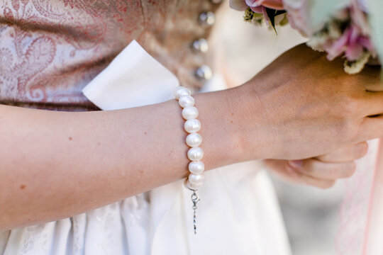 Braut im Dirndl mit Perlenarmband