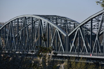 Obraz premium Most drogowy na rzece Wisła w Toruniu, konstrukcja łukowa, przęsła stalowe, 