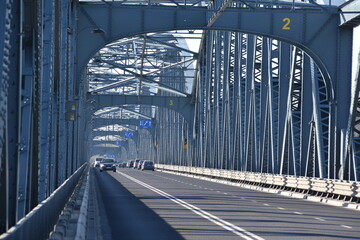 Fototapeta premium Most drogowy na rzece Wisła w Toruniu, konstrukcja łukowa, przęsła stalowe, 