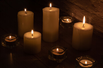 Fototapeta na wymiar photo of candles burning on the table