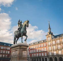 Fototapeta na wymiar Monument in the Plaza Mayor in Madrid, Spain