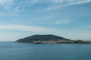 Fototapeta na wymiar View of the village of Fisterra and the cape of Finisterre