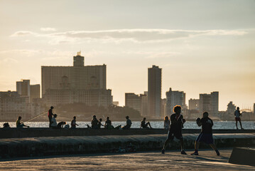 Explora la magia de La Habana, Cuba, con esta imagen de stock: arquitectura colorida, coches clásicos y la rica cultura cubana en una foto cautivadora. ¡Descubre la esencia de La Habana en esta imagen