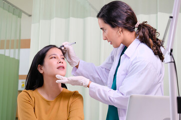 Obraz premium Young woman with a beautician.