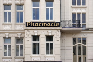 Obraz premium pharmacie schriftzug an historischer fassade