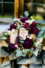 Herbstlicher Brautstrauß in rosa, lila und violett