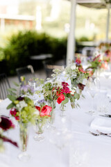 Fototapeta na wymiar Schön dekorierter Tisch bei einer Gartenparty 