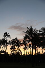 Obraz premium landscape with mountains, clouds, beaches, sky, and orange skies of beautiful Hawaii