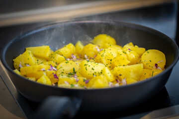 leckere Bratkartoffeln schmoren in einer Pfanne