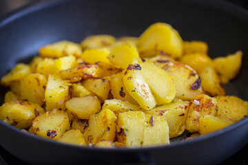 leckere Bratkartoffeln schmoren in einer Pfanne