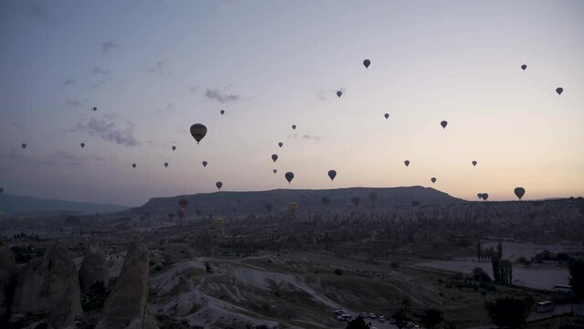 Montgolfi&egrave;res au lever du soleil en Cappadoce