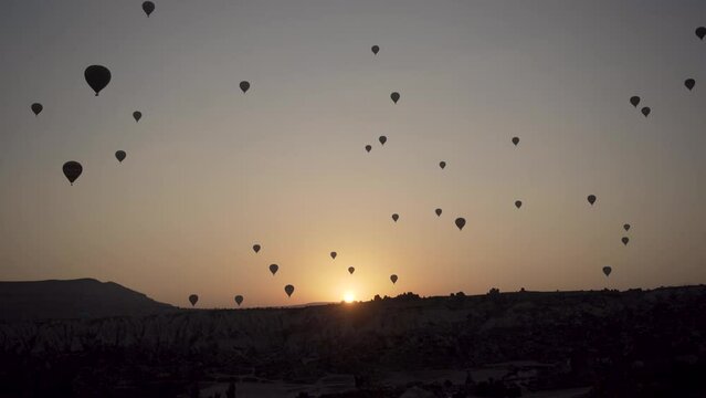 Montgolfi&egrave;res au lever du soleil en Cappadoce