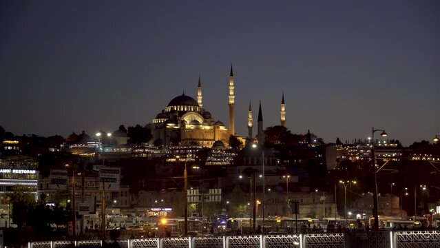 Vue de la grande mosqu&eacute;e d'Istanbul depuis le fleuve
