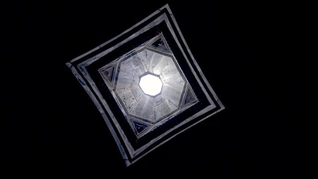 Trou de lumi&egrave;re dans le toit d'un &eacute;difice religieux