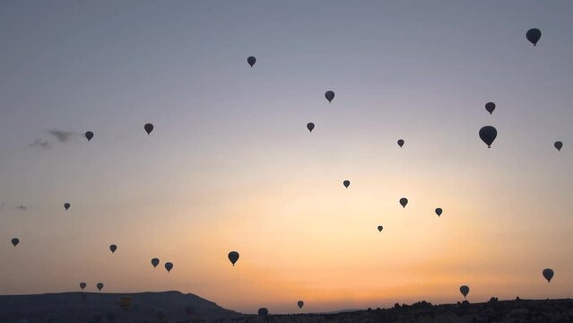 Montgolfi&egrave;res au lever du soleil en Cappadoce