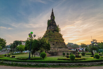 Obraz premium Vientiane Laos, sunrise city skyline at That Dam Stupa or Black Pagoda